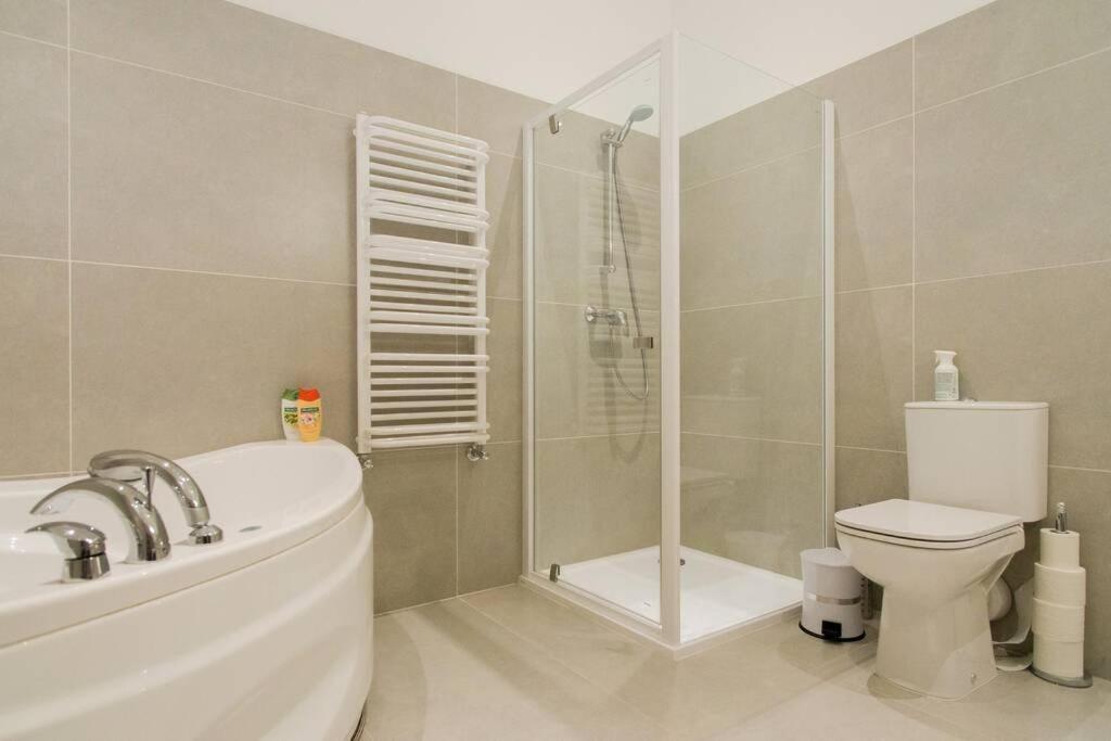 Modern & Spacious 80M2 Apartment In Riga Old Town Exteriör bild